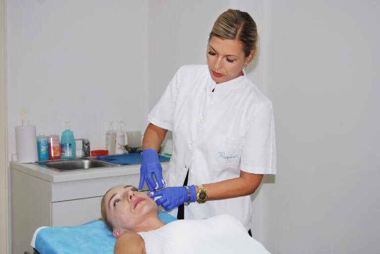 Dr. Nevia Delalle s pacijenticom - početak postupka aplikacije skinboostera